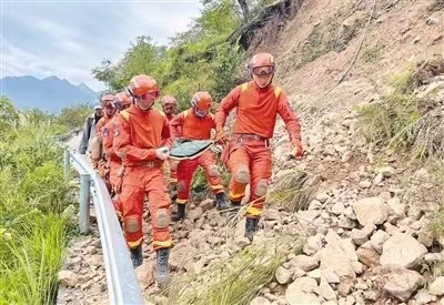 在抗震救灾中践行“人民至上、生命至上”