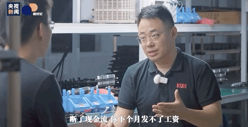 美国客户在线催单，她说：你们得等等